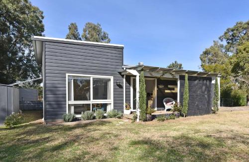 Broke House | Rose Cottage Studio Romantic or Solo Getaway. Spa, Games Room