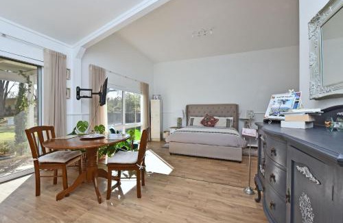 Broke House | Rose Cottage Studio Romantic or Solo Getaway. Spa, Games Room