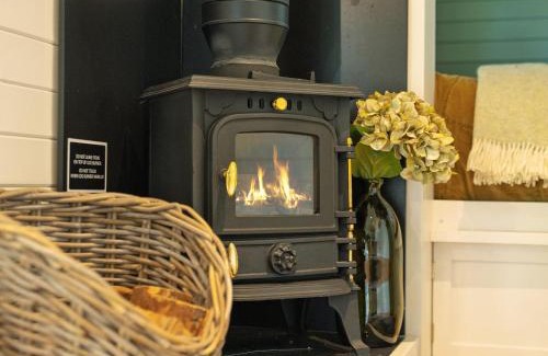 Chipstead Apartment | Rose Hut Hideaway - Uk50233