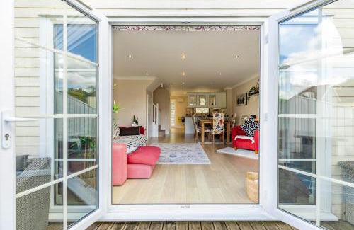 South Cerney House | Rose Lake View, 3 Bed Luxury Cotswolds Lake House, South Cerney, Cirencester