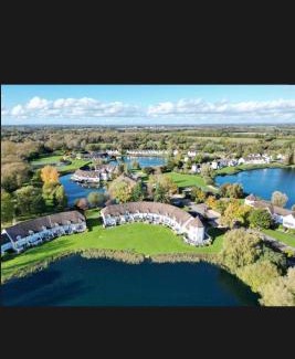South Cerney House | Rose Lake View, 3 Bed Luxury Cotswolds Lake House, South Cerney, Cirencester
