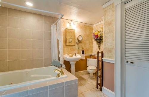 Carter Riverside Bed & Breakfast | Rose of Sharon Room