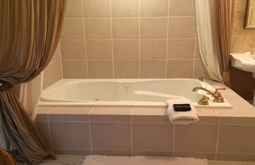 Carter Riverside Bed & Breakfast | Rose of Sharon Room