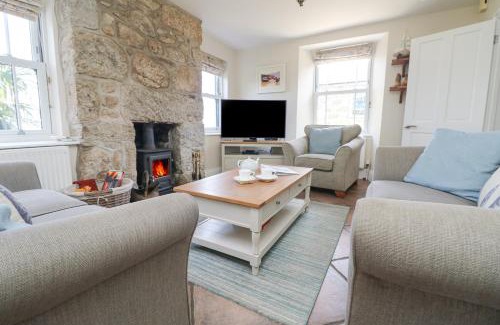 Newlyn House | Rose Villa