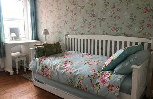 Hopton House | Rosebud cottage