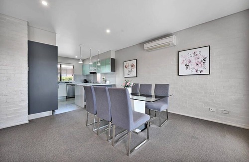 Bletchington House | Roselawn - Short Stroll to Botanic Gardens, Pets