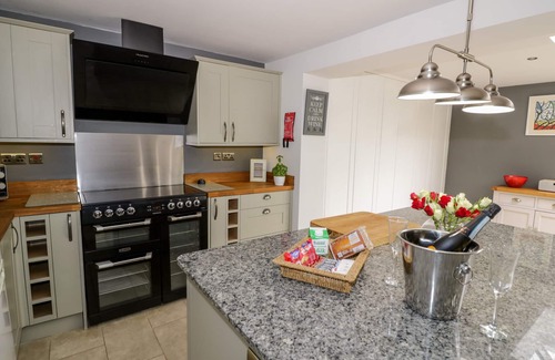 Moreton-in-Marsh Cottage | ROSEMEAD, pet friendly, with a garden in Moreton-In-Marsh