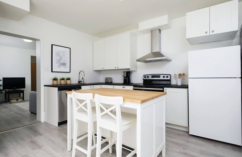 La Petite-Patrie Apartment | Rosemont Hideaway 1BR + 2 bath + Patio + A/C
