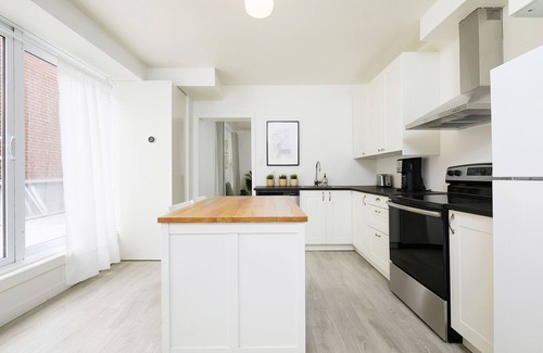 La Petite-Patrie Apartment | Rosemont Hideaway 1BR + 2 bath + Patio + A/C