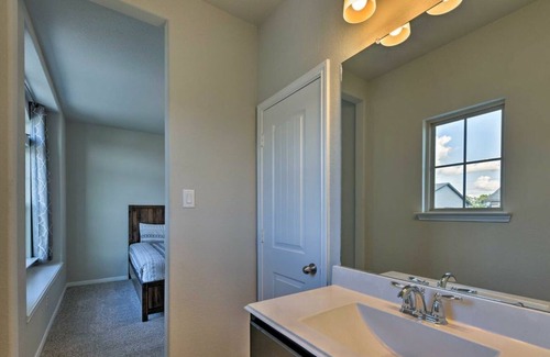 Rosenberg House | Rosenberg Townhome by Brazos Town Center!