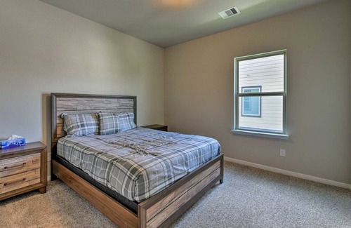 Rosenberg House | Rosenberg Townhome by Brazos Town Center!