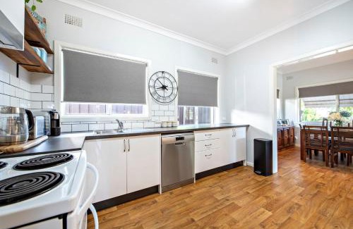 Dubbo House | Rosewood Cottage - Stroll to Central, Cosy Escape
