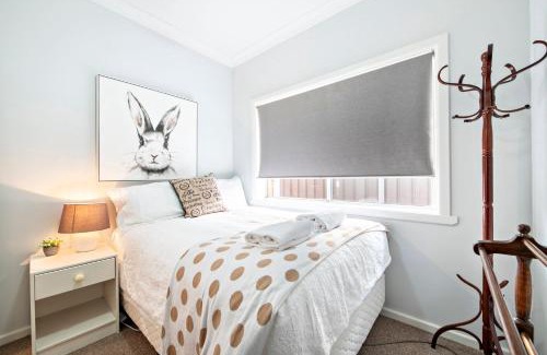 Dubbo House | Rosewood Cottage - Stroll to Central, Cosy Escape