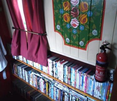 Lincoln Boat Rental | Rosie and Jim Retreat with hot tub indoors amazing