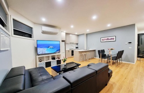 Sunshine North House | Rosie Townhouse - Modern home in Sunshine