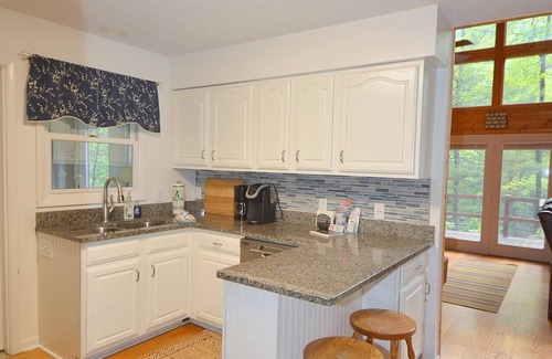 Hedgesville Cabin | Rosies Creekside Retreat - 3 BR Escape!