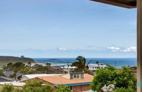 Caves Beach House | Rosies Family Spa Retreat - dogs on request