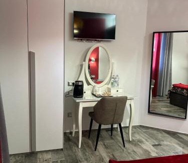 Zona XXXIII Acilia Sud Bed & Breakfast | Rosso Relativo
