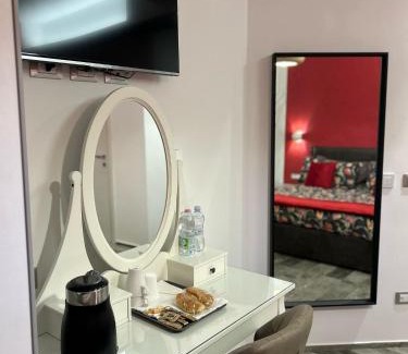 Zona XXXIII Acilia Sud Bed & Breakfast | Rosso Relativo
