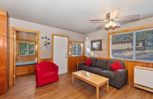Big Bear Lake Apartment | Rosy Cozy Cottage-Walk to Big Bear Lake