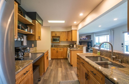 Hayesville House | Round House Lake & Mountain Sunset Views w Hot Tub