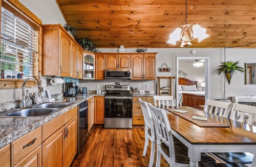 Wears Valley Cabin | Roundtop Mountain Ridge 2 Bedroom Cabin by RedAwning