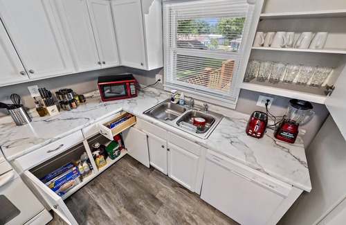 Yorkville Condo | Route66 themed condo/yard/deck/parking/WiFi/75"SMART TV