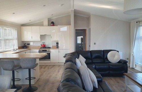 Arnold Cabin | Routh 2-Bed Luxury Lodge, Hot Tub & Lake View