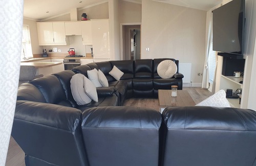 Arnold Cabin | Routh 2-Bed Luxury Lodge, Hot Tub & Lake View