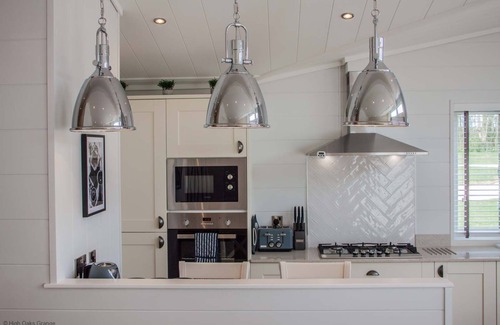 Pickering Ski Chalet | Rowan Lodge | sleeps 4 - Hot Tub, Dog Friendly - 5* Gold Award