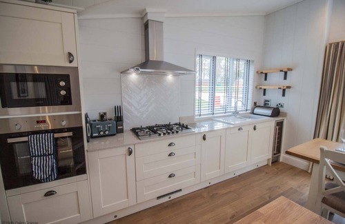 Pickering Ski Chalet | Rowan Lodge | sleeps 4 - Hot Tub, Dog Friendly - 5* Gold Award
