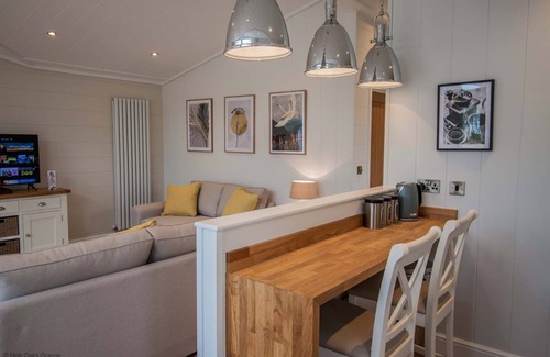Pickering Ski Chalet | Rowan Lodge | sleeps 4 - Hot Tub, Dog Friendly - 5* Gold Award