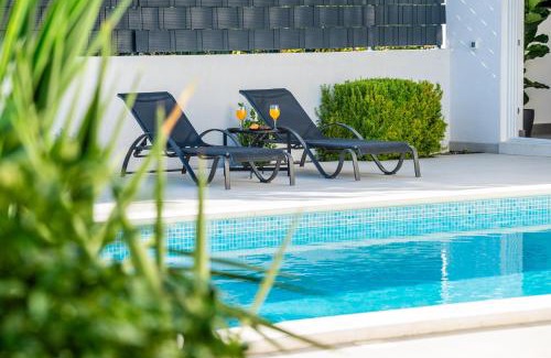 Kastel Novi Villa | Royal blue House
