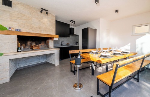 Kastel Novi House | Royal blue house is new modern villa 5 min from the beach!