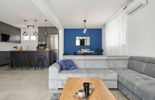 Kastel Novi House | Royal blue house is new modern villa 5 min from the beach!