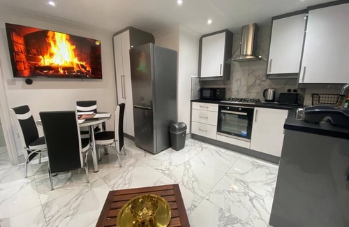 Townfield Apartment | Royal Boutique Oxford Lodge BY London Heathrow