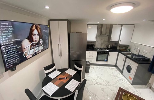 Townfield Apartment | Royal Boutique Oxford Lodge BY London Heathrow