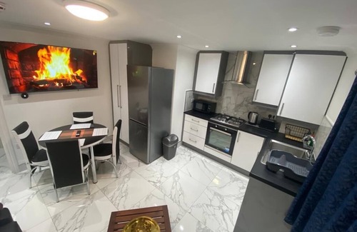 Townfield Apartment | Royal Boutique Oxford Lodge BY London Heathrow