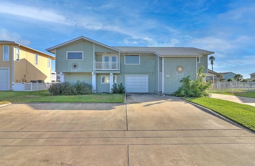 City-by-the Sea House | Royal Estes! Large Home! Canal front! Private pool! Firepit!