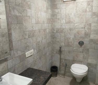 Mahmoorganj Hotel | Royal Guest House