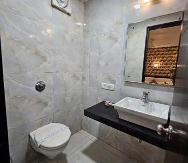 Mahmoorganj Hotel | Royal Guest House
