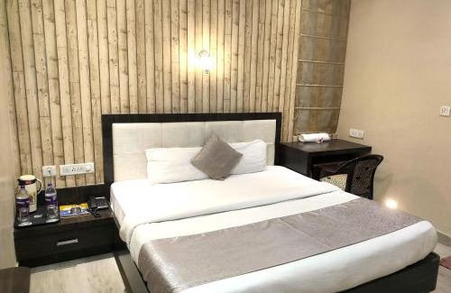 Mahmoorganj Hotel | Royal Guest House