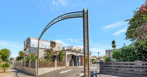 Mid City Hotel | Royal Hawaiian Inn - Mid City, Los Angeles