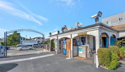 Mid City Hotel | Royal Hawaiian Inn - Mid City, Los Angeles