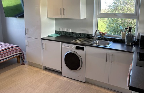 Lisburn Apartment | Royal Hillsborough Hot Tub Haven