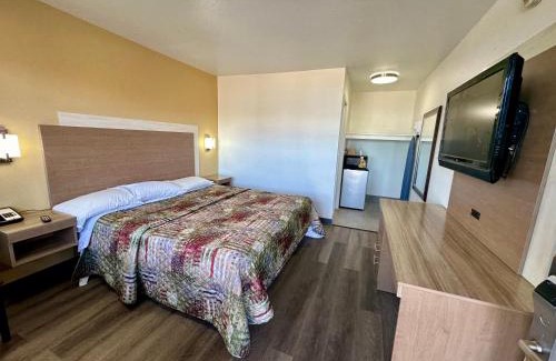 Paw Creek Hotel | Royal Inn and Suites Charlotte Airport