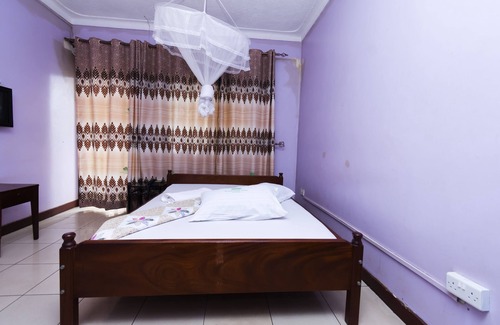 Kampala Hotel | Royal Lake View Gardens