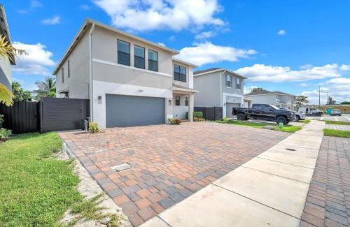 Homestead House | Royal Palm Gateway - Spacious Family Retreat in Sunny Homestead