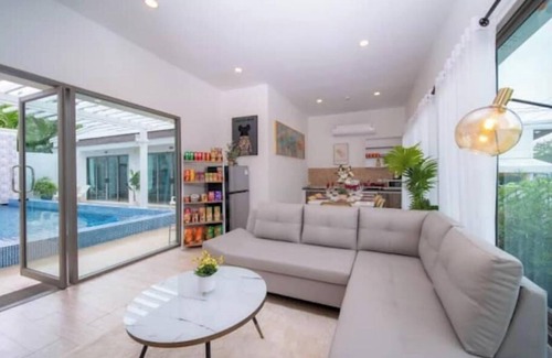 Koh Kaew Villa | Royal Phuket Marina Beachfront 4 Bedroom Pool Villa