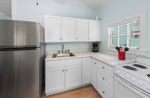 Old Town Cottage | ~ROYAL POINCIANA COTTAGE~ Come and indulge yourself in some KW sunshine!
